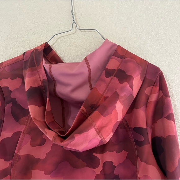 Athleta Pinnacle Cropped Hoodie Mantra Print Red Camo Women’s Size Small Nylon - Picture 6 of 11